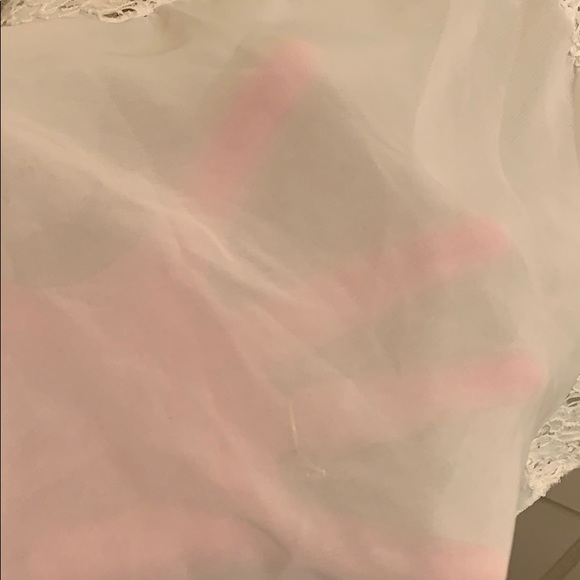 Ivory Lace knit, sleeveless blouse. - Picture 3 of 4